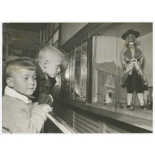 Soyuzphoto N°203516 (Markov). Juin 1935. Les enfants soviétiques ont leur propre magasin de livres. N. pm. Dans la vitrine où les maquettes sont exposées, les enfants retrouvent leur vieille connaissance : Gulliver.