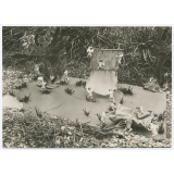 Décor en plein-air avec des poupées. 
