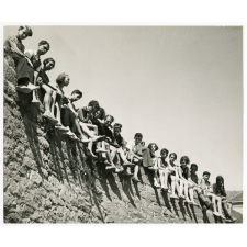 Portrait de groupe en colonie de vacances. 