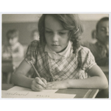 Fillette lors d'une leçon d'écriture. 