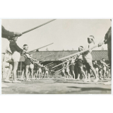 La gymnastique dans les écoles de Tokyo. Dans les écoles au Japon, les élèves ne pratiquent plus la gymnastique suédoise mais font des exercices de défense où l'épée est remplacée par un bâton.