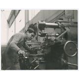 A l'atelier. Fraisage. L'apprenti règle la machine pour une opération de surfaçage. Alsthom. Ecole d'apprentissage d'Alsthom.
