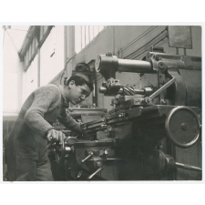 A l'atelier. Fraisage. L'apprenti règle la machine pour une opération de surfaçage. Alsthom. Ecole d'apprentissage d'Alsthom.
