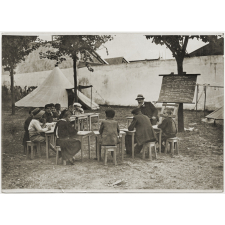 La première école en plein air ouverte à Paris. Pendant la leçon. 23 août 1920