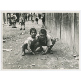 Portrait de deux garçons dans un bidonville. 