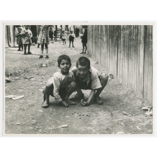 Portrait de deux garçons dans un bidonville. 
