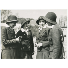 Quatre éclaireuses.