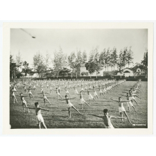 Go Long. Gymnastique collective à l'Ecole militaire (Indochine). 