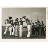 Partie de football (Stade Gerland de Lyon ?). 