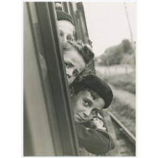 Enfants à la fenêtre d'un train.