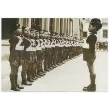 Comment est organisée la jeunesse étrangère. Jeunesse fasciste italienne. La plupart de ces enfants n'ont pas encore atteint leur huitième année. Jugend der welt. Bildbericht aus Jugendorganisationen anderer Lände Bild 2 : Jugendliche Faschistenorganisation. die Jungen Sind Sâmtlichst unter 8 Jahre alt.