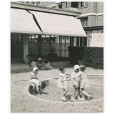 Bagneux : jardin d'enfants. Le Jardin au Soleil reçoit les enfants de 2 ans à 6 ans. Certains apportent leur déjeûner. 