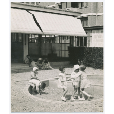 Bagneux : jardin d'enfants. Le Jardin au Soleil reçoit les enfants de 2 ans à 6 ans. Certains apportent leur déjeûner.