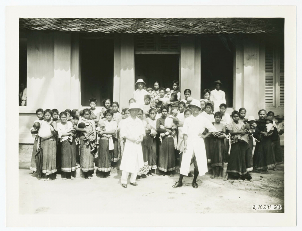 Laos, Vientiane, consultation de nourrissons. 