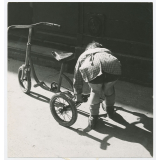 Enfant et son tricycle. 
