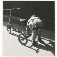 Enfant et son tricycle.