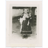 Fillette en costume traditionnel (Pologne ). 