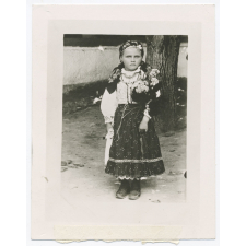 Fillette en costume traditionnel (Pologne ).
