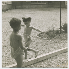 Enfants faisant de l'exercice.