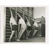 Gymnastique corrective : des jeunes filles effectuent des mouvements de gymnastique corrective aux espaliers 