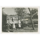 Soyuzphoto N°233536 + (Photo Friedland). Juillet 1936. Une crèche roulante pour enfants dans un kolkhoze d'Ukraine. N.p.m. le fourgon-crêche est arrivé dans les champs. La nounou remet les bébés à leurs mères pour qu'elles les allaitent.