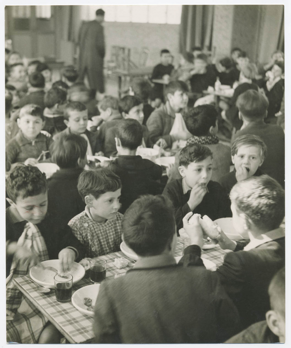 Repas dans une cantine scolaire dans une école élémentaire de garçons. 