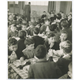 Repas dans une cantine scolaire dans une école élémentaire de garçons. 