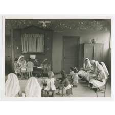 Toute l'enfance en plein air. Jardin d'enfant. Distribution de matériel pour la leçon.