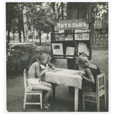 Coin de lecture dans une maison d'enfants en Union Soviétique. 