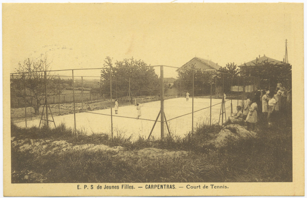 E.P.S. de Jeunes Filles - Carpentras - Court de Tennis.