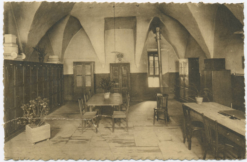 1 - Collège Moderne et Technique de Jeunes Filles d'Aurillac - La salle des Professeurs.