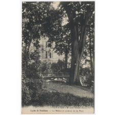 Lycée de Vendôme - Le Bâtiment central, vu du Parc.