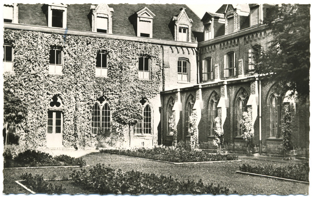 Institution Blanche de Castille - Lille - Jardin intérieur - Côté classes.