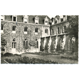 Institution Blanche de Castille - Lille - Jardin intérieur - Côté classes.