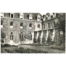 Institution Blanche de Castille - Lille - Jardin intérieur - Côté classes.