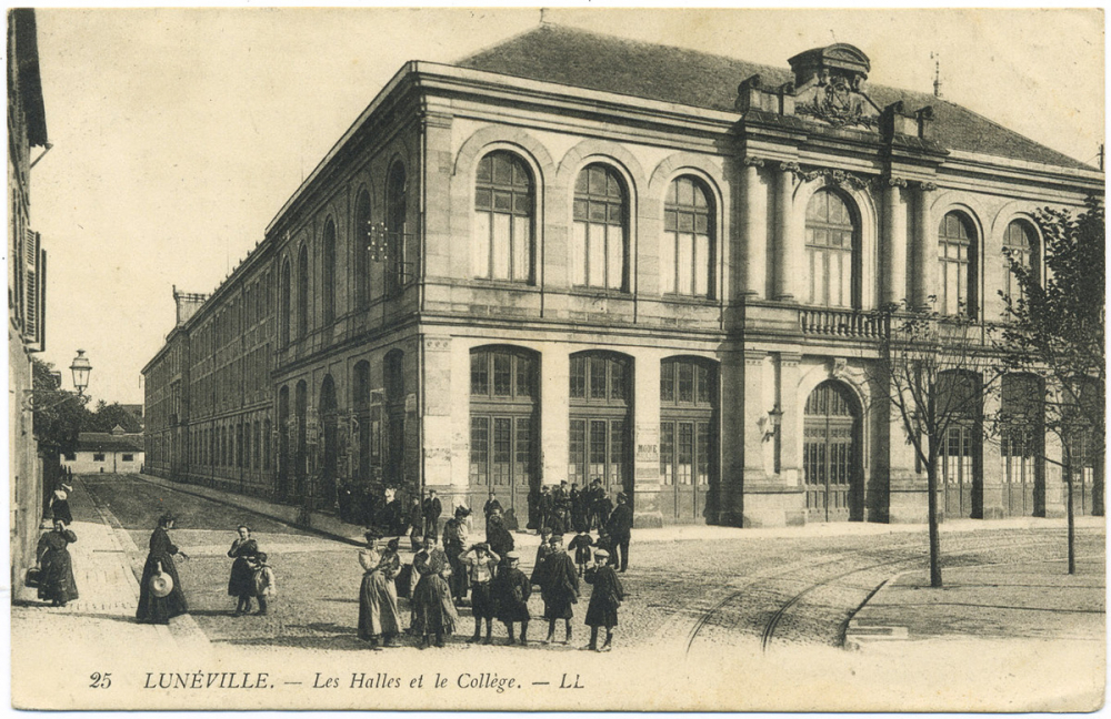 25 - Lunéville - Les Halles et le Collège.