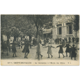 27 bis - Crépy-en-Valois - La récréation à l'Ecole des Filles.
