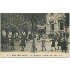 27 bis - Crépy-en-Valois - La récréation à l'Ecole des Filles.