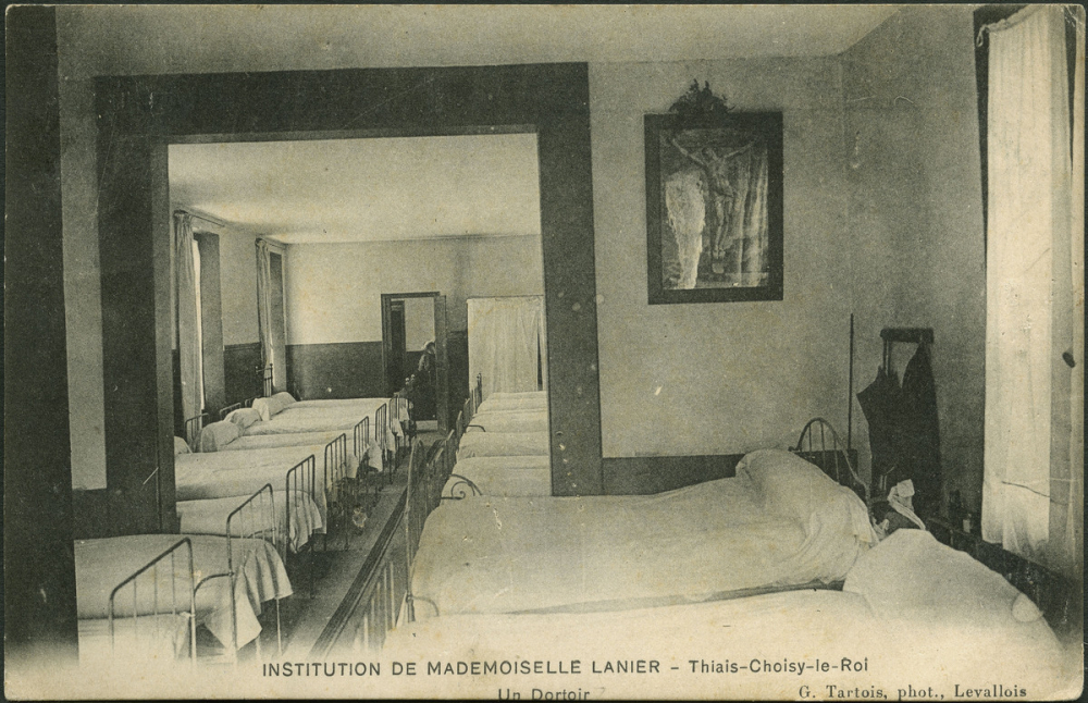 Institution de Mademoiselle Lanier - Thiais - Choisy-le-Roi - Un Dortoir