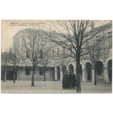 Mâcon - Lycée de jeunes Filles - Cour intérieure - Externat.
