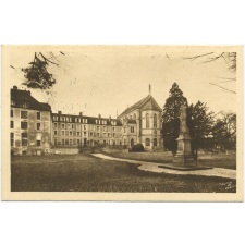 Collège de Juilly (Seine-&-Marne) - La Cour d'Honneur vue du parc.