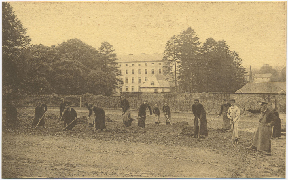 Séminaire des P.P. du St-Esprit - Abbaye-Blanche - Mortain (Manche) - 24 - Les Aspirants Missionnaires au travail dans le jardin.