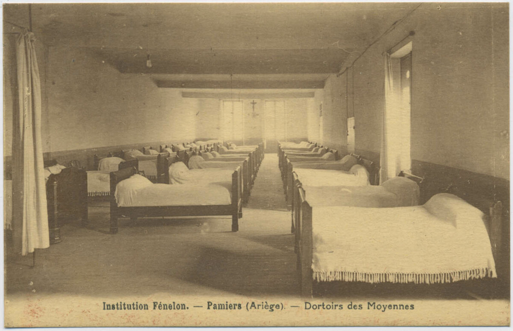 Institution Fénelon - Pamiers (Ariège) - Dortoirs des Moyennes.