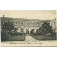 52 - Angers - Ecole Normale d'Institutrices - La cour d'Honneur.