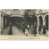 Bayonne - Institution Jeanne d'Arc - La Leçon de Gymnastique des Petites.