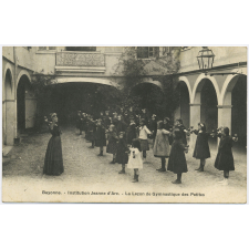 Bayonne - Institution Jeanne d'Arc - La Leçon de Gymnastique des Petites.
