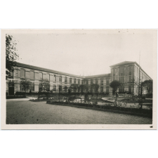 Collège Technique Vaucanson (Grenoble) - Bâtiment commercial et Bâtiment Industriel vu de la Cour d'Honneur.