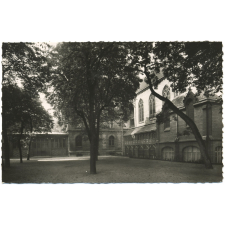 Institution Sainte-Geneviève - Neuilly-sur-Seine - La Cour de la Chapelle.