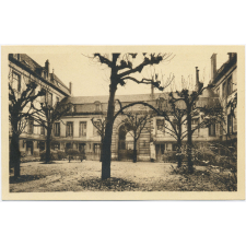 Lycée Marcelle Parde - Dijon - Cour d'honneur.