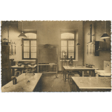 5 - Collège Moderne et Technique de Jeunes Filles d'Aurillac - Un coin du Laboratoire.